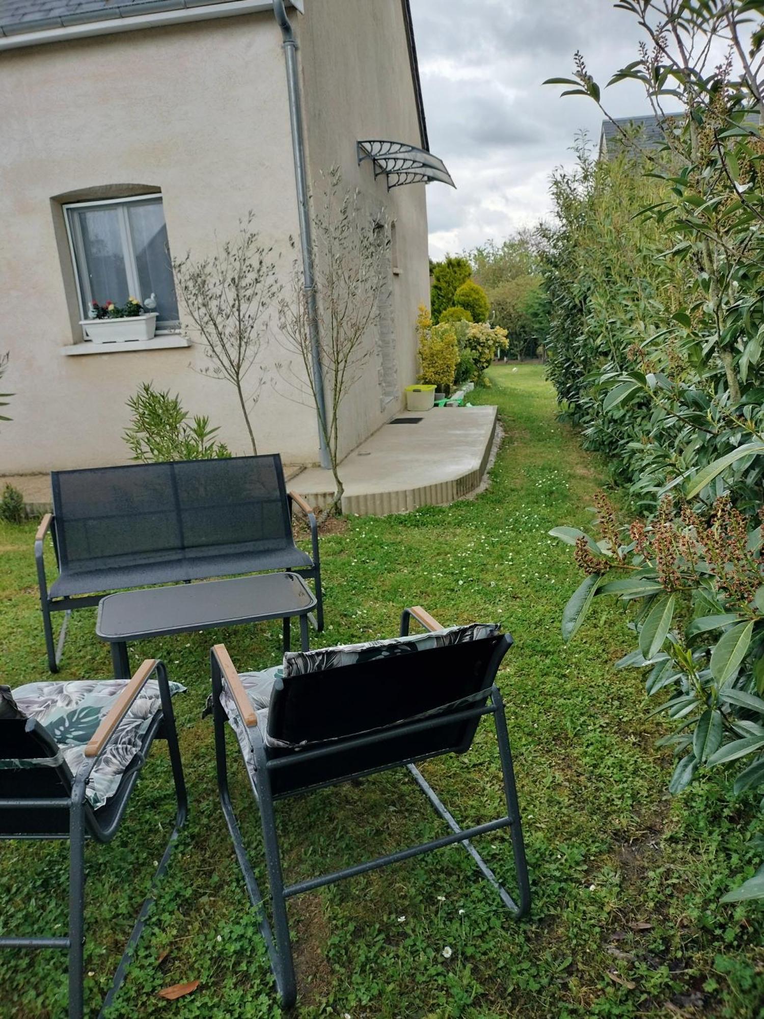 Un Studio Avec Une Entree Independante Thilouze Buitenkant foto
